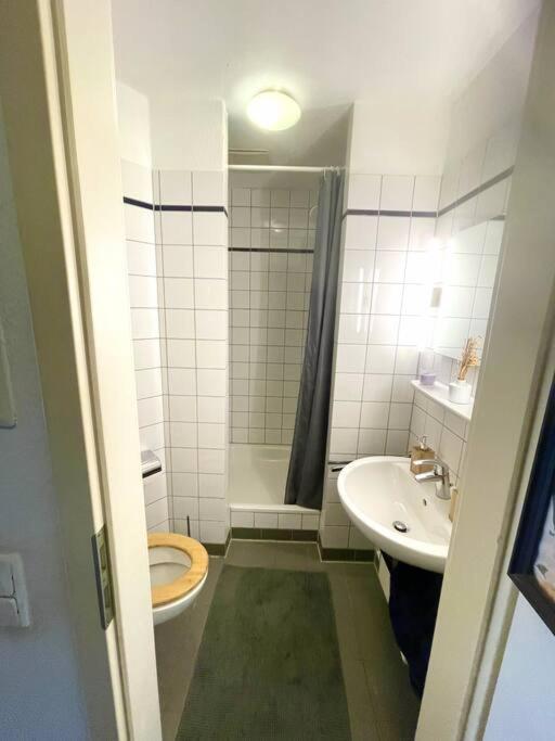 - Chilliges Zimmer In Dusseldorf Mit Balkon & Kuche; Big Tv And Bed - Esterno foto