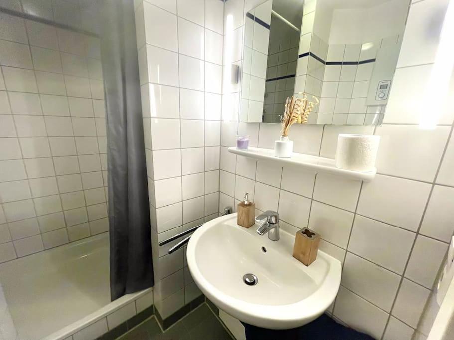 - Chilliges Zimmer In Dusseldorf Mit Balkon & Kuche; Big Tv And Bed - Esterno foto