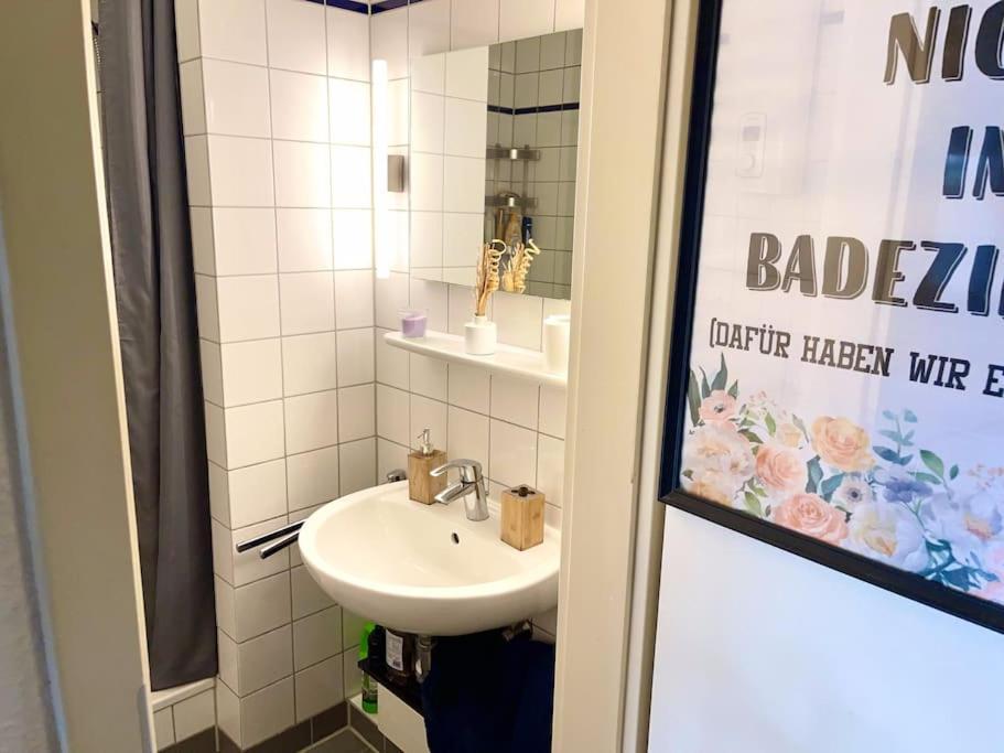 - Chilliges Zimmer In Dusseldorf Mit Balkon & Kuche; Big Tv And Bed - Esterno foto